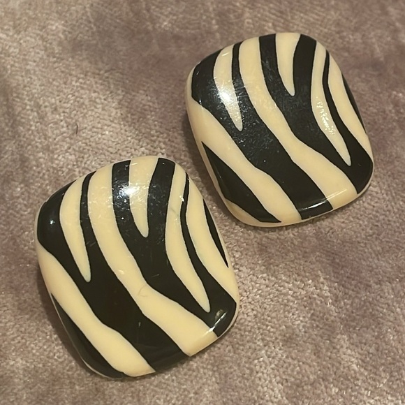 80’s Zebra Stripe Earrings Lucite Cream & Black - Picture 10 of 10